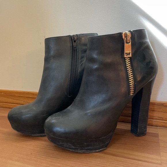 Black leather heeled booties. Size 6.5 - Picture 1 of 2
